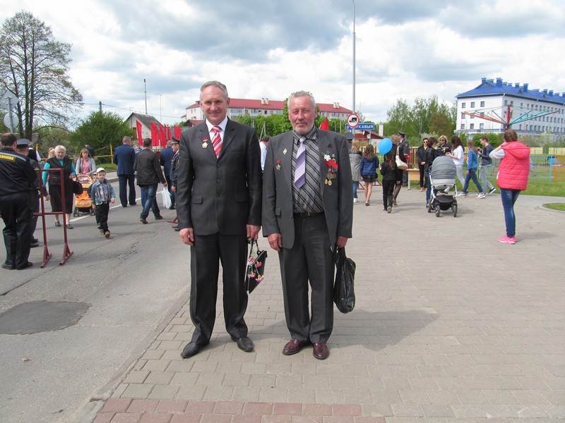 Грицук А. Ф. ,  Жолдак И.С. после торжественного шествия 9 мая 2015 г. Волковыск