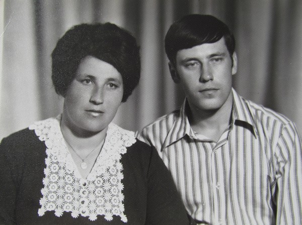 С сестрой Марией Станиславовной Головенко. После службы.Ивье, 1972 г.