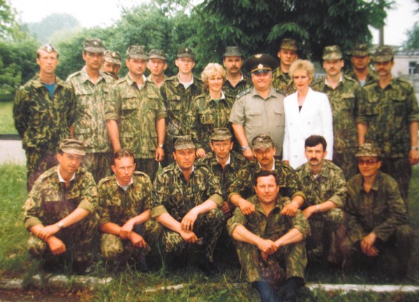 Школа специалистов химической службы. Стоят - слева третий Журавель М.И. ,справа третий Книга Виктор (воин – интернационалист) , Лида, 1998 г.