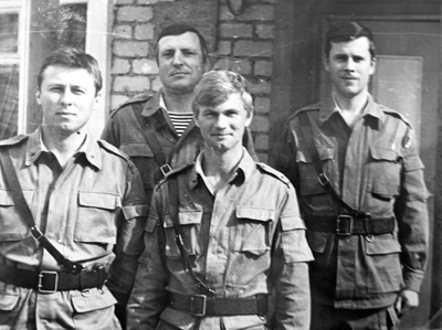 Командование 3-й заставы. Помню, стоят справа на заднем плане капитан Соломатин (Россия), старший лейтенант Калиновский (Россия). Кундуз, 1988 год.