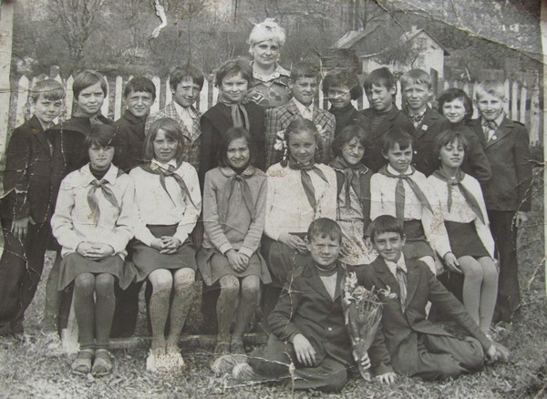 Четвертый слева во втором ряду стоит Александр. 4 класс.  Мстибово. 1980 г.