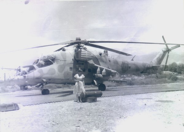 На фоне Ми-24 и бомбы. Джелалабад. 1987 г.