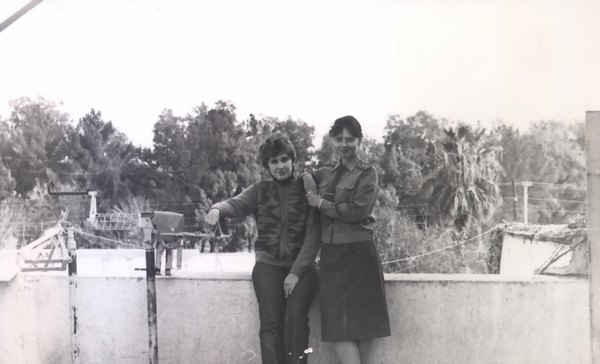  Слева: Зоя Полякова, София Яшина. На крыше штаба. Джелалабад. 1987 г.