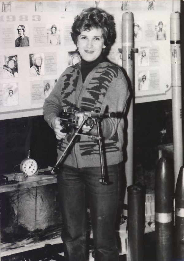 На фоне захваченного оружия, хранящегося в музее Славы. Штаб части. Джелалабад.1987 г.