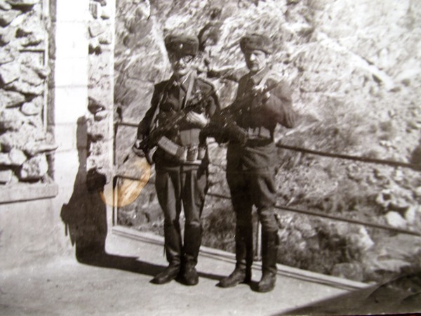 Охрана объекта. Второй слева Щерба Георгий. 1982 - 1984 гг. Афганистан.