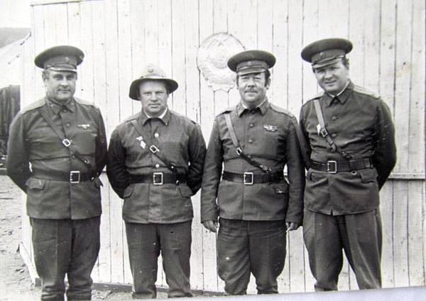 Слева вторым стоит п/п-к Щербина А. Н. с боевыми товарищами. Пули-Хумри. 1982 год.
