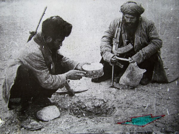 Минирование. Фото изъято у душманов, взятых в плен. Кундуз, 1981 г.