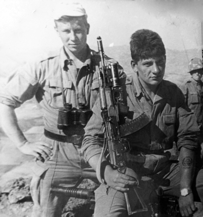 Игорь Мышко из Краснодара и Михаил Литовка (справа) во время операции в горах. Северный Афганистан, 1988 год.