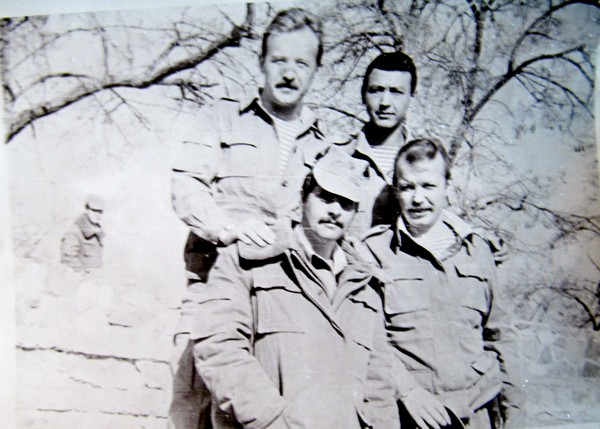 Слева :  В первом  ряду  второй Менькович   Геннадий с боевыми   друзьями.  Кабул. 1987 г.