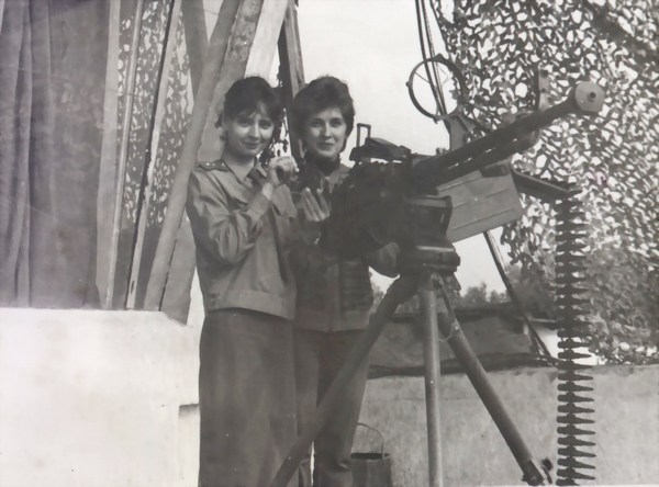 Слева: София Яшина, Зоя Полякова. На крыше штаба установлен ДШК. Джелалабад. 1987 г.