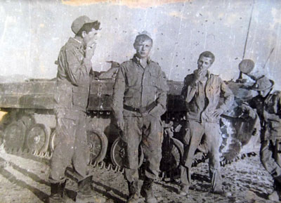 Павел Романчук (облокотился на БМП-2) с боевыми друзьями. г. Рустак. 1988 г.
