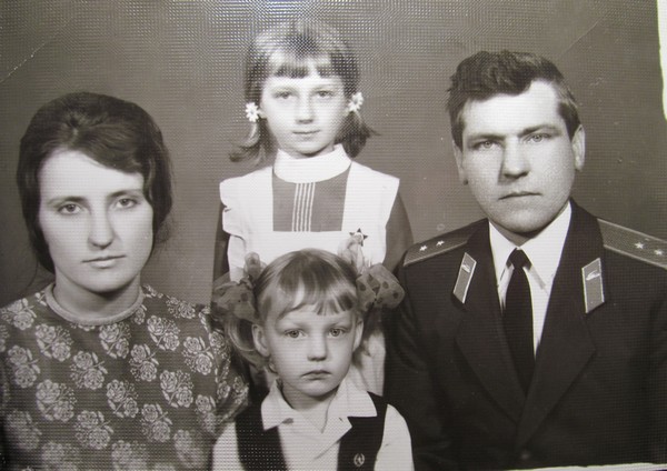 С семьей.Слева Вера Георгиевна, дочери - сидит Светлана, стоит Марина, Георгий. Волковыск. 1972 г.