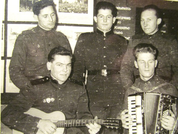 На память о службе. С гитарой Георгий. Бердичев-2. 1962 – 1965 гг.