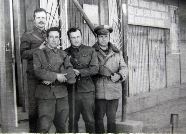 Слева  третий стоит начальник штаба бригады п/п-к Иванов Владимир. Пули-Хумри. 1982 год.