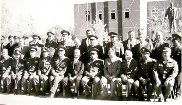 Штаб 40-й армии во главе с генералом Варенниковым (главный советник по военным вопросам по Афганистану),сидит пятым слева и командующий 40-й армией генерал Громов - сидит седьмым слева. Город Кабул 1988 год.