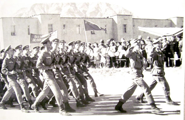 Торжественный марш в честь 70-летия Октябрьской Революции на территории штаба 40-й армии. Город Кабул.1988 г.