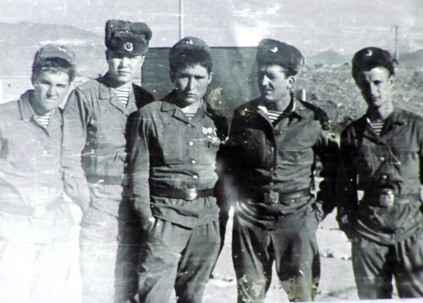 Справа стоит Синицын (Могилевская область).  г. Кабул, 1988 год