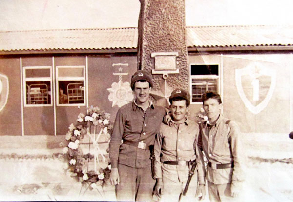 У памятника Герою СССР на территории в. ч. 48059  г. Кабул, 1986 год